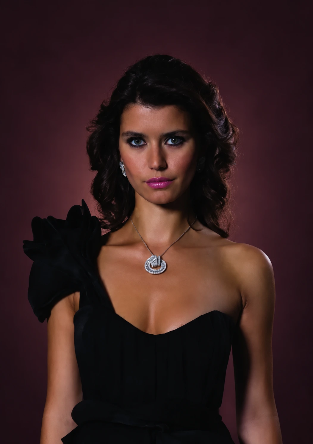 Beren Saat jako Bihter